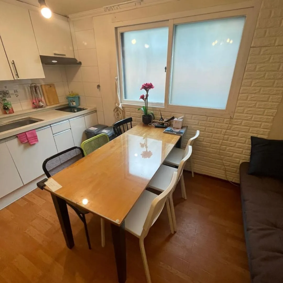 Sunny House -4Mins To Hongdae Station Apartment Seoul