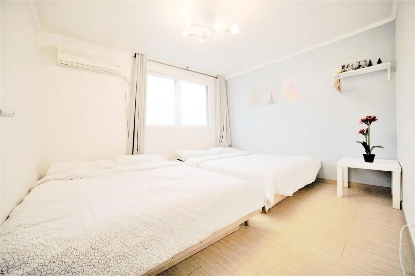 Sunny House -4Mins To Hongdae Station contacts