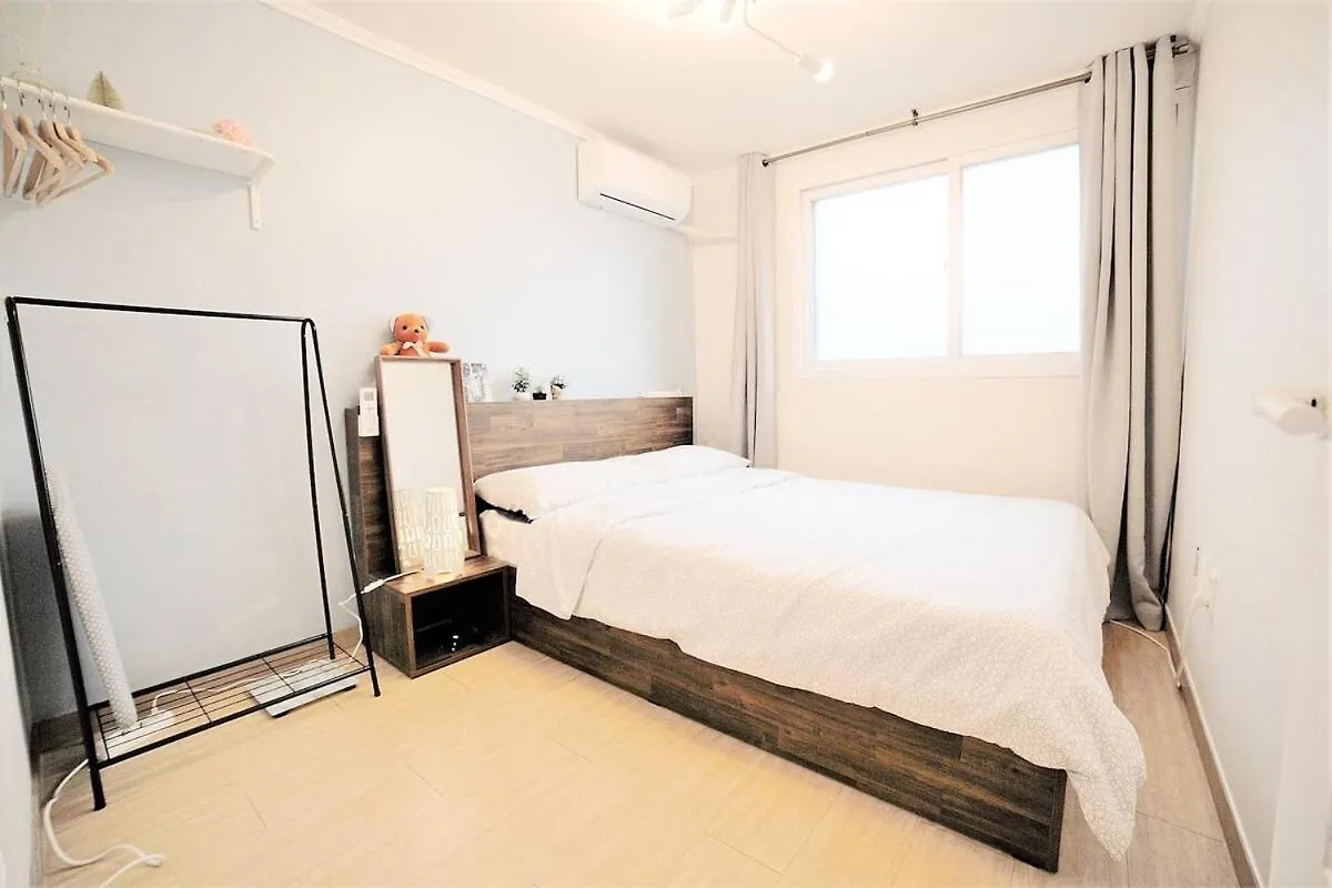 Sunny House -4Mins To Hongdae Station Apartment Seoul